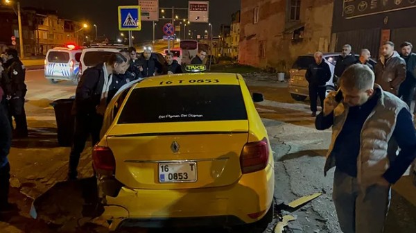 Bursa'da taksi şoförü iyi niyetinin kurbanı oldu! 'Fenalaştım bana su al' dedikten saniyeler sonra...